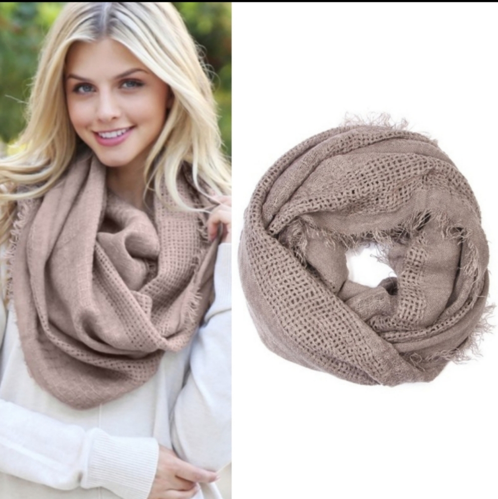 NWT Cozy Infinity Fall Scarf in light Gray